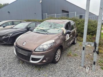 RENAULT SCENIC ACCIDENTEE MARCHAND OU EXPORTATION  beschikbaar voor biedingen