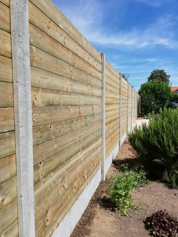 Tuinafsluiting - Houten tuinafsluitingen met betonpalen beschikbaar voor biedingen