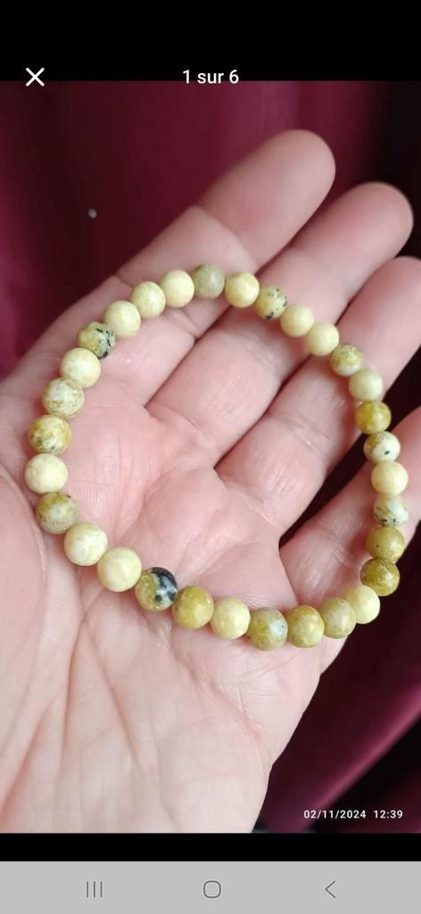 Elastische armband met natuurlijk turkoois, Handtassen en Accessoires, Armbanden, Nieuw, Elastiek, Geel, Met edelsteen, Ophalen of Verzenden