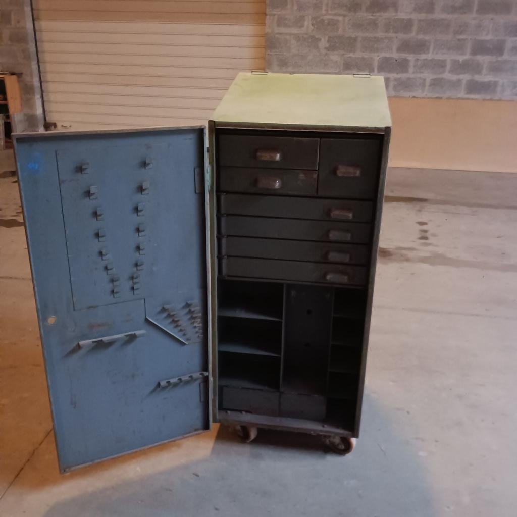 Armoire d'atelier sur roulettes, Bricolage & Construction, Établis, Enlèvement