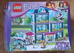 41318 Lego Friends Haertlake ziekenhuis in doos, Kinderen en Baby's, Speelgoed | Duplo en Lego, Ophalen, Zo goed als nieuw, Complete set