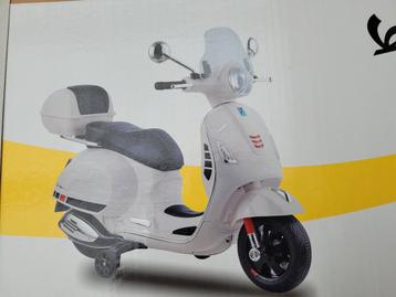 Miskoop : grijze kindervespa op batterijen