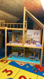 Houten poppenhuis + meubels, Kinderen en Baby's, Speelgoed | Poppenhuizen, Poppenhuis, Zo goed als nieuw, Ophalen