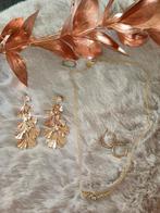 Goudkleurige juwelen met ring,Halsketting, 2 paar oorbellen, Handtassen en Accessoires, Overige materialen, Hangers, Ophalen of Verzenden