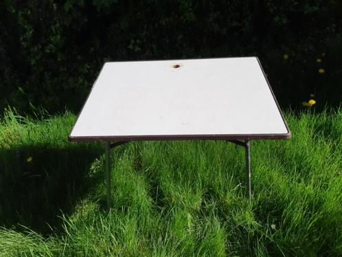 1 witte campingtafel  15€, Caravans en Kamperen, Kampeermeubelen, Gebruikt, Campingtafel, Ophalen