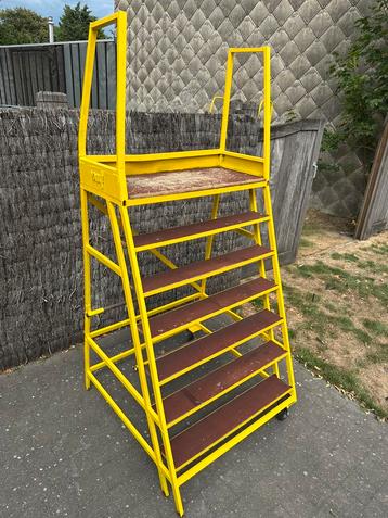 Roltrap, werkplatform 150x 100cm beschikbaar voor biedingen