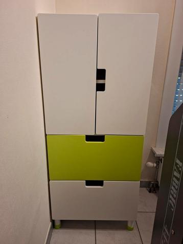 Kast met 3 laden. Kleur: wit en groen.       beschikbaar voor biedingen