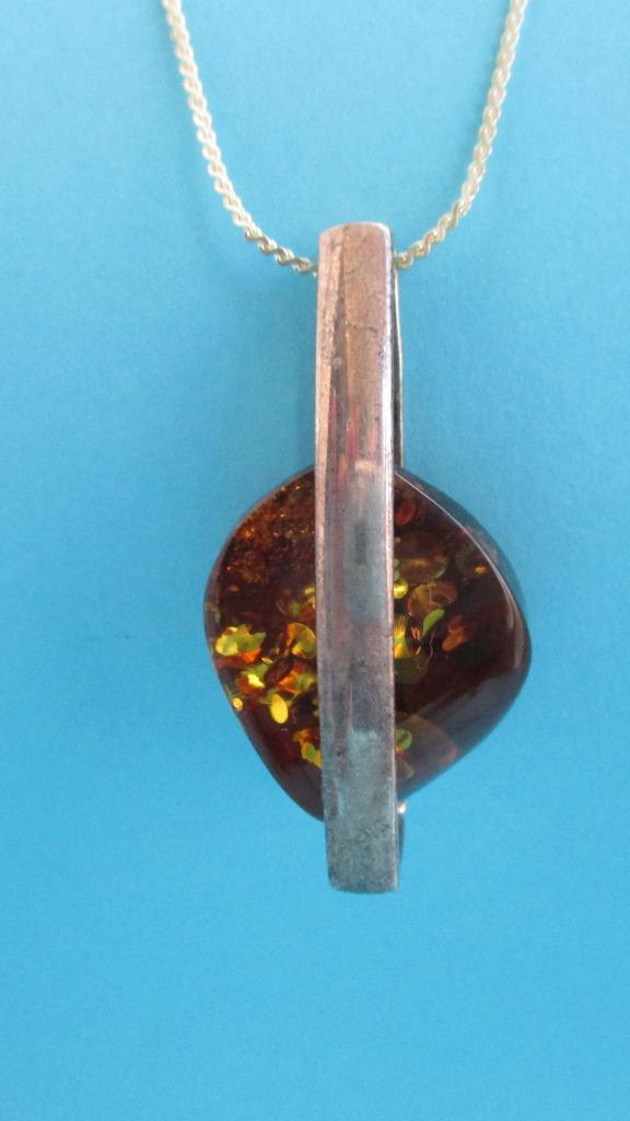 Hanger: HBBS-02 Baltische Barnsteen-Succinite-Steen 4 x 2cm., Bijoux, Sacs & Beauté, Pendentifs, Utilisé, Argent, Brun, Autres représentations