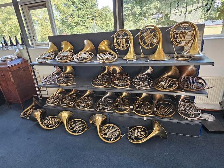 Nous avons plusieurs klaxons d'occasion en stock, Musique & Instruments, Instruments à vent | Cors, Utilisé, Cor en si bémol, Enlèvement