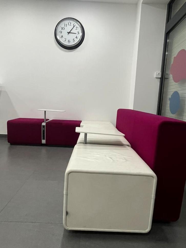 wachtzitbank met ingebouwde stopcontacten en tafeltjes, Huis en Inrichting, Zetels | Zetels en Chaises Longues, Zo goed als nieuw