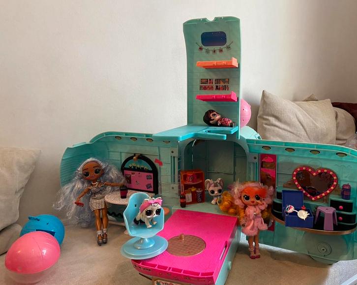 LOL camper met 5 poppen, Enfants & Bébés, Jouets | Maisons de poupées, Comme neuf, Enlèvement