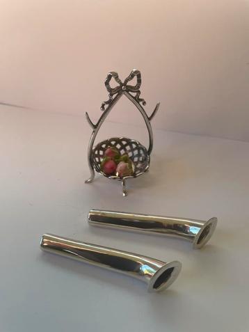 2 massief zilveren corsages Chester  GB 1888 + ringenmandje beschikbaar voor biedingen