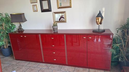 Buffet laqué épuré bordeaux vintage 1980, Maison & Meubles, Armoires | Buffets, Utilisé, Moins de 100 cm, 200 cm ou plus, 25 à 50 cm