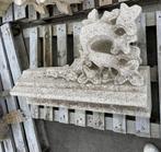 Witstenen ornament, Was oorspronkelijk een deksteen., Ophalen