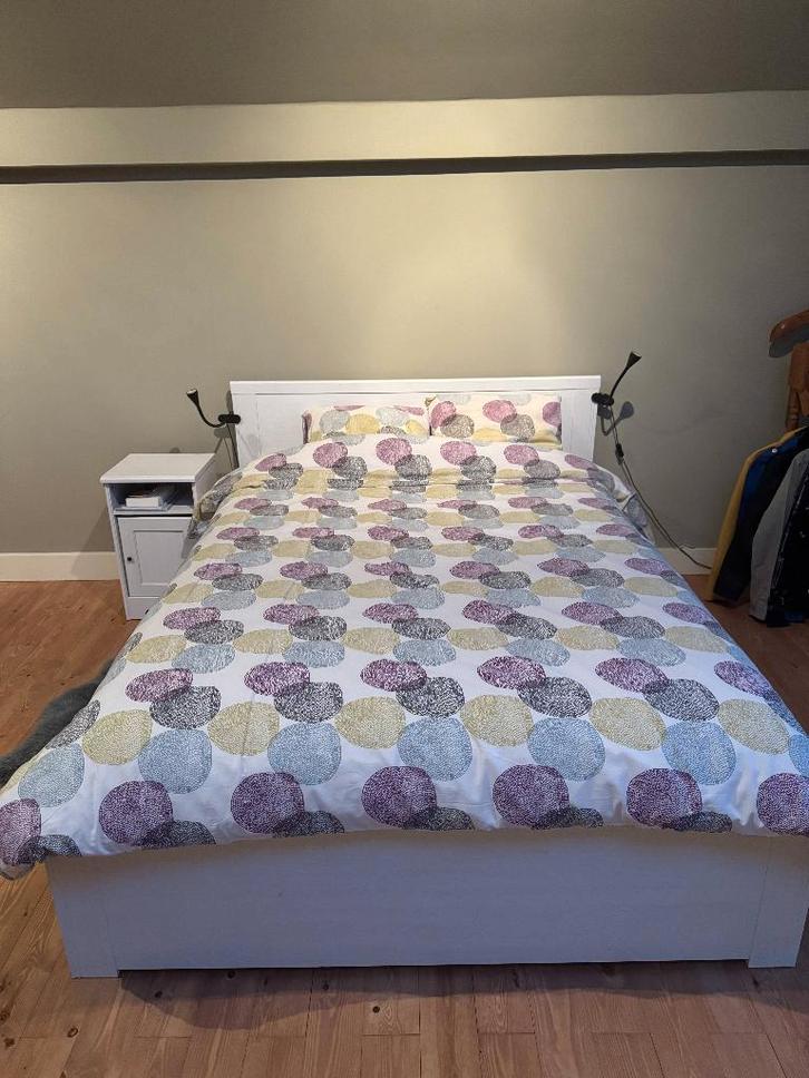 Wit Ikea bed (140x200) met opberglades + nachtkastje, Huis en Inrichting, Slaapkamer | Bedden, Zo goed als nieuw, Twijfelaar, 140 cm