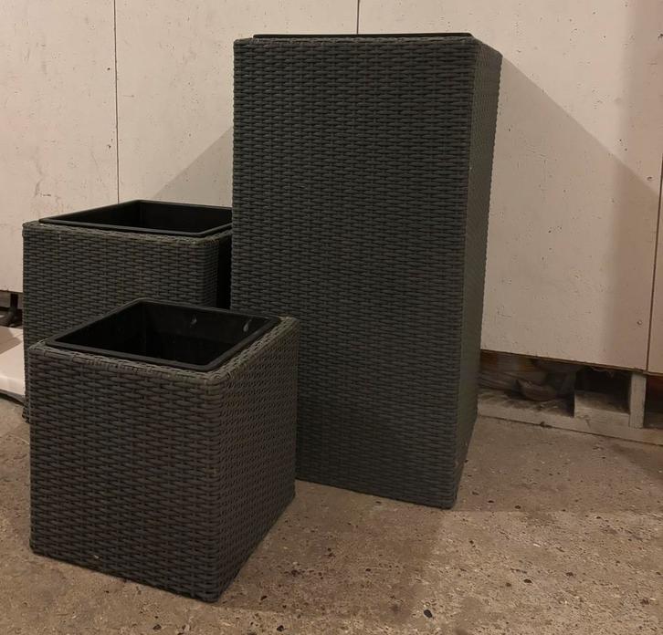 Bloembakken (zuilen) in wicker - 3 stuks, Tuin en Terras, Bloembakken en Plantenbakken, Zo goed als nieuw, Ophalen