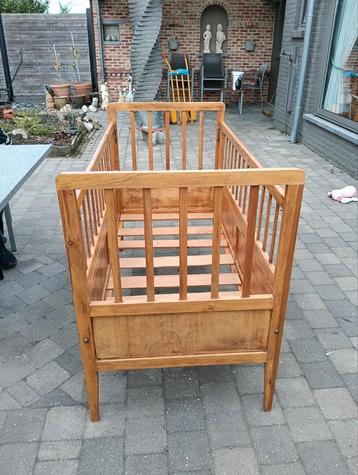 Vintage kinderbedje te koop beschikbaar voor biedingen