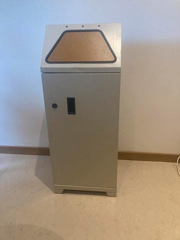 Retro vuilbak stumpf beschikbaar voor biedingen