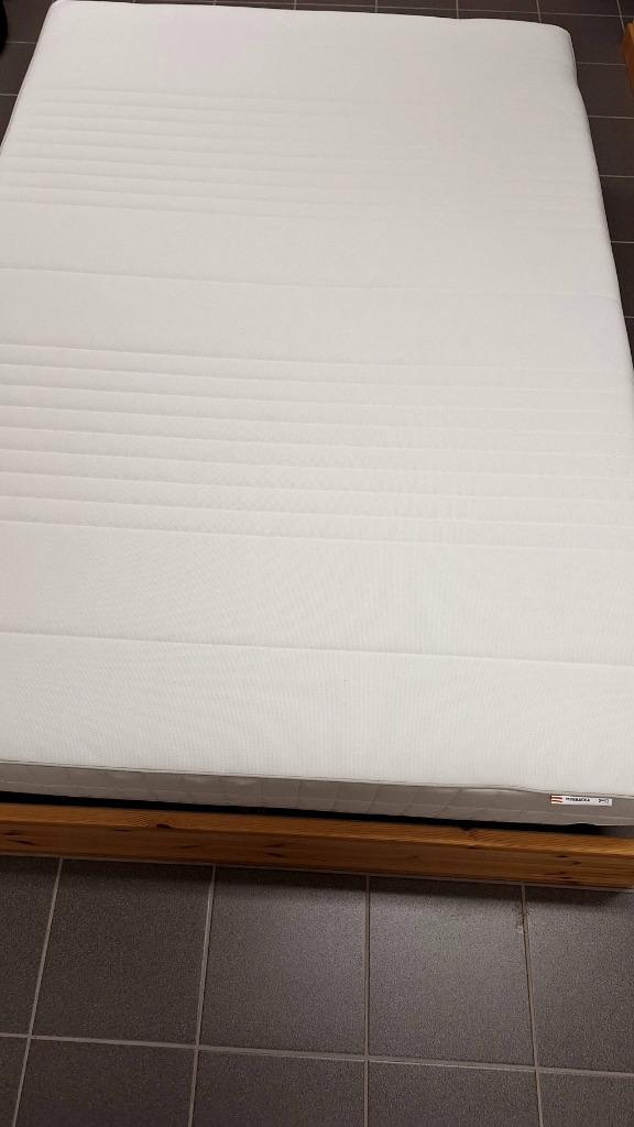 Massief houten bed incl. matras en lattenbodem 140x200cm, Huis en Inrichting, Slaapkamer | Bedden, Zo goed als nieuw, Twijfelaar