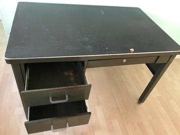 bureau metaal beschikbaar voor biedingen