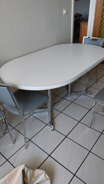 Grote sterke ovale keukentafel  beschikbaar voor biedingen