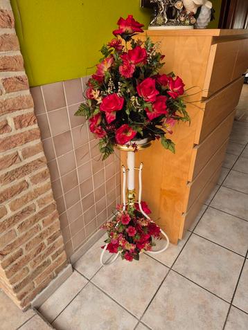 Vintage mooie hoekdecoratie - bijzettafel met kunst bloemen  beschikbaar voor biedingen