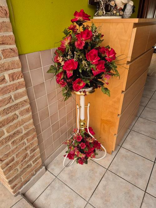 Vintage mooie hoekdecoratie - bijzettafel met kunst bloemen, Huis en Inrichting, Woonaccessoires | Zuilen en Pilaren, Zo goed als nieuw