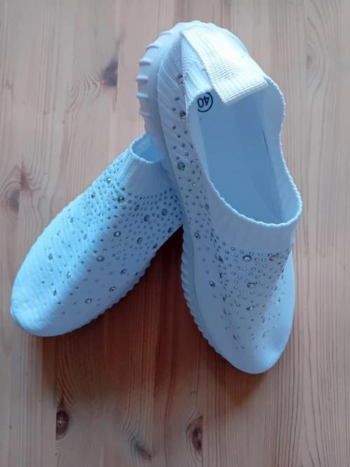 Vederlichte witte schoenen met kristallen., Kleding | Dames, Schoenen, Nieuw, Ophalen of Verzenden