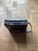 Étui marron avec longue sangle pour instrument de musique, Enlèvement