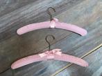 2 hangers bekleed met satijnstof oud roze vintage, Verzenden, Gebruikt, Satijn, Kinderen en Volwassenen