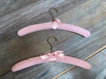 2 hangers bekleed met satijnstof oud roze vintage beschikbaar voor biedingen