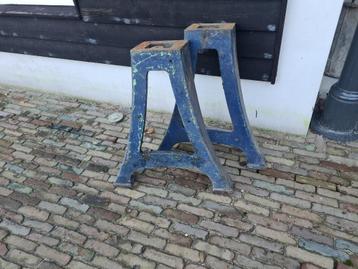 Oude gietijzeren machinepoten Hoog 76 cm beschikbaar voor biedingen