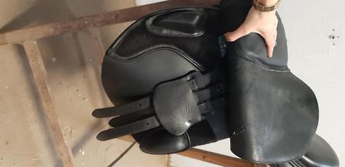 Zadel Batew caprilli zwart 17'5 inch, Dieren en Toebehoren, Paarden en Pony's | Zadels, Zo goed als nieuw, Springen, Ophalen