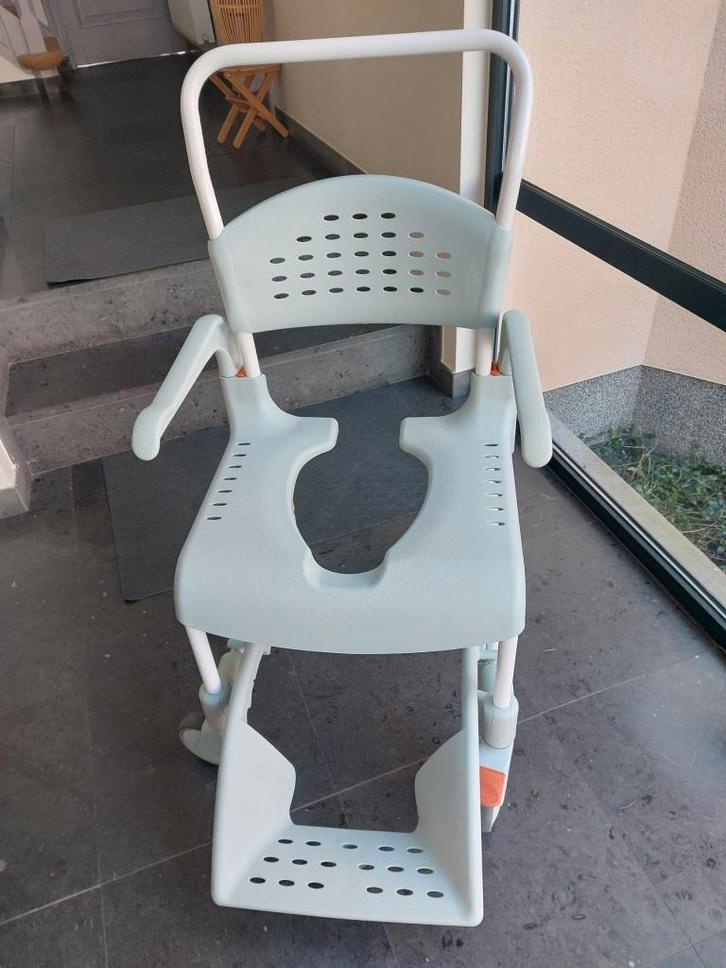 Verrijdbare Douchestoel om over toilet te rijden Etac, Diversen, Verpleegmiddelen, Zo goed als nieuw, Ophalen