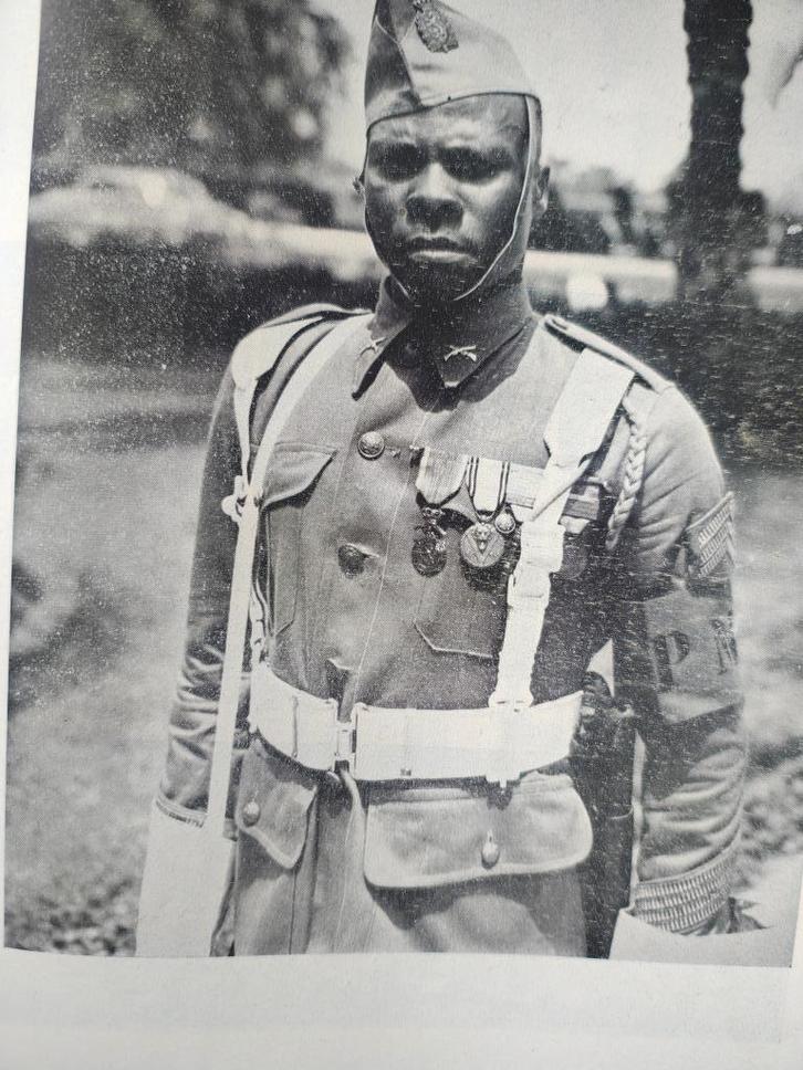 FORCE PUBLIQUE 1886-1956 boekje Belgische soldaat Congo, Verzamelen, Militaria | Algemeen, Boek of Tijdschrift, Verzenden
