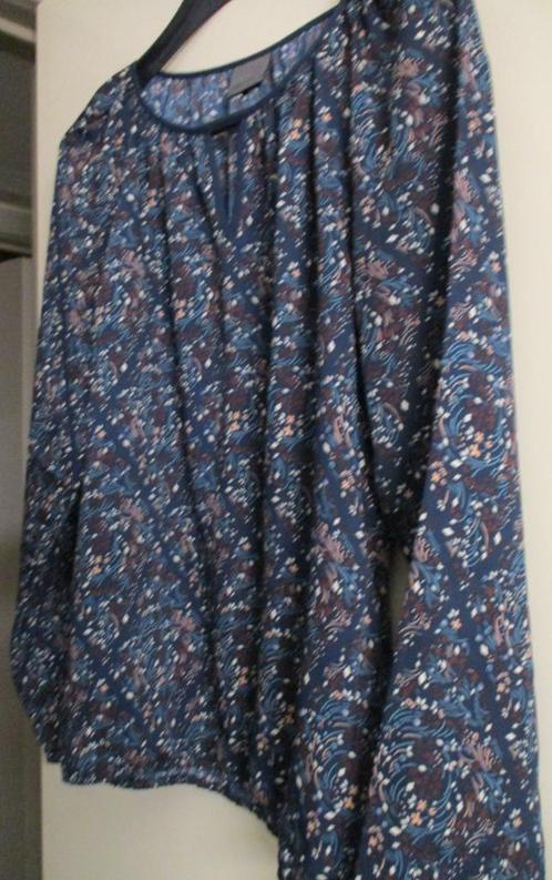 Blauwe blouse met mooie design tekening Vera Moda maat M, Kleding | Dames, Blouses en Tunieken, Zo goed als nieuw, Maat 38/40 (M)