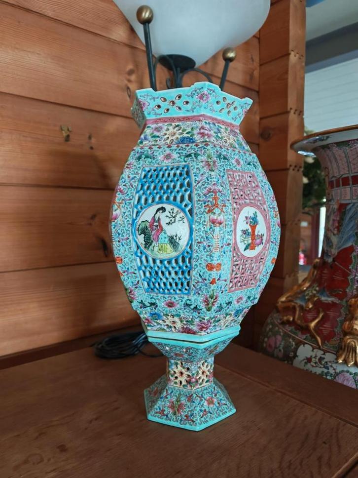 Grote Chinese opengewerkte vaas gemaakt van handbeschilde, Antiek en Kunst, Antiek | Vazen, Ophalen