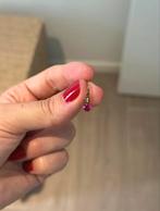 Gouden oorbel met robijn, Handtassen en Accessoires, Ringen, Ophalen of Verzenden, Gebruikt