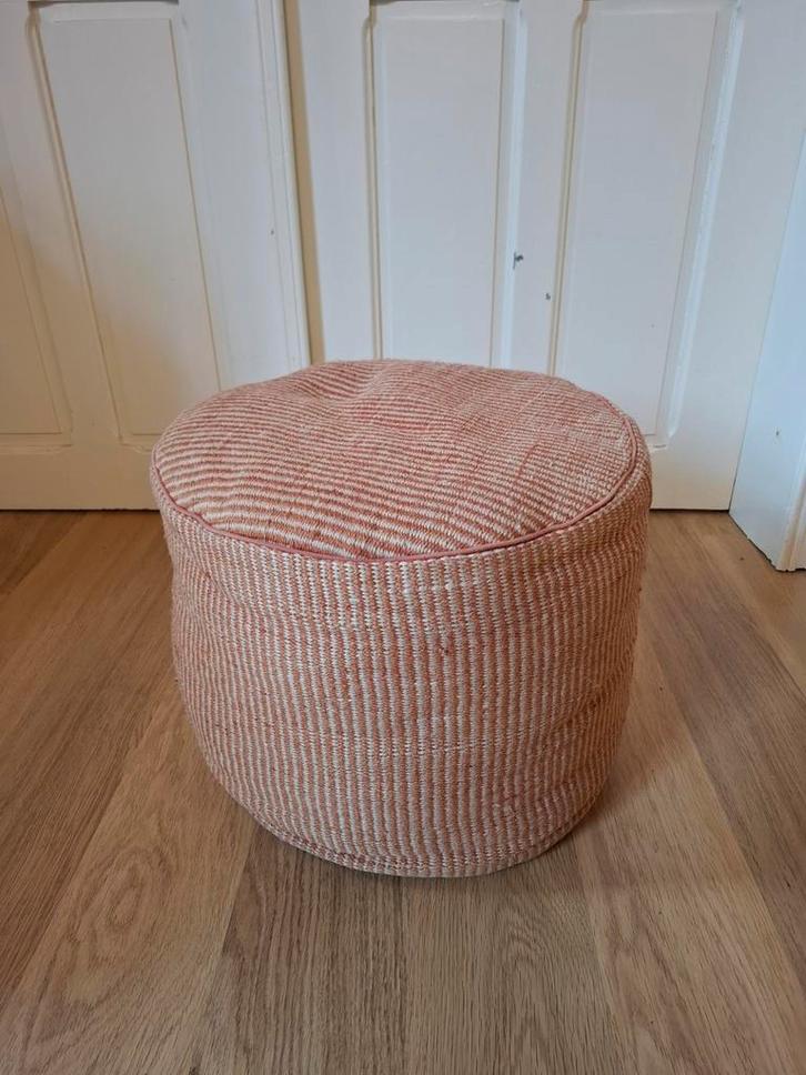 Stevige, kwaliteitsvolle poef in warme tint, Huis en Inrichting, Zetels | Voetbanken en poefs, Zo goed als nieuw, Rond, Overige materialen