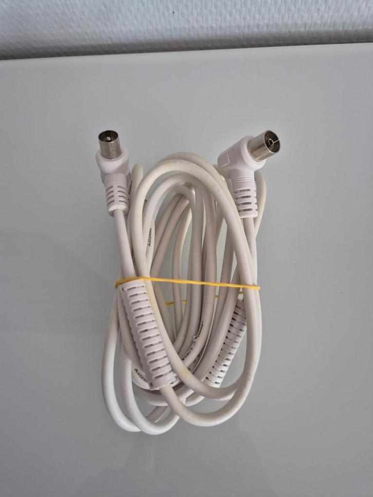 Câble antenne TV coaxial (coudé) - Très bon état, Audio, Tv en Foto, Audiokabels en Televisiekabels, Gebruikt, Coaxiale kabel