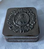 Oude kleine metalen doos (kist)
