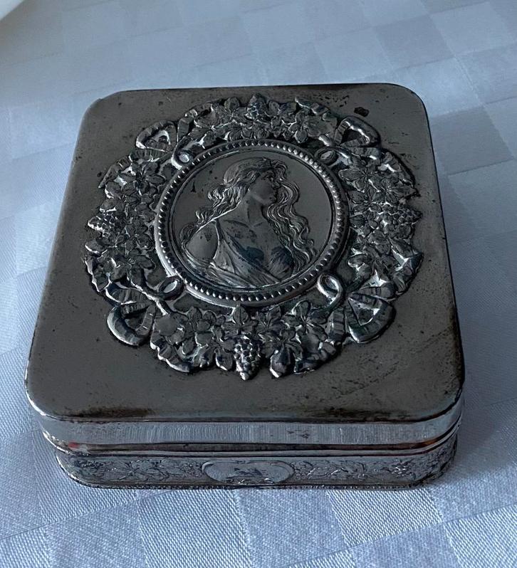 Oude kleine metalen doos (kist), Verzamelen, Blikken