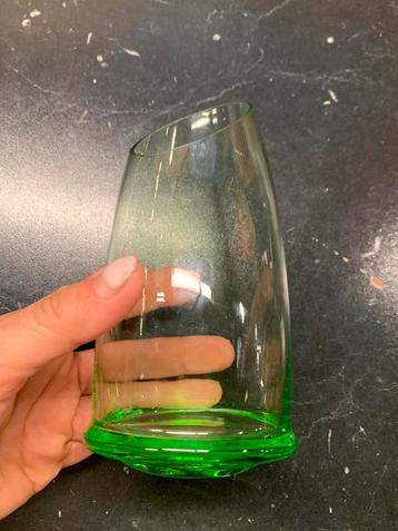 Karaf met ronde bodem beschikbaar voor biedingen