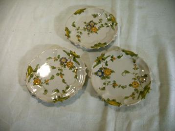 3 antieke bordjes van Italiaanse majolica beschikbaar voor biedingen