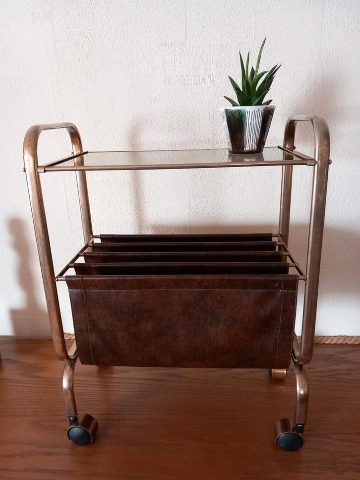 Vintage Brass Magazine Rack or Sidetable with smoked glass, Antiek en Kunst, Curiosa en Brocante, Ophalen