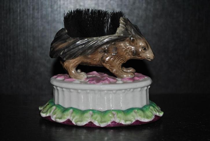 Kleine tafelborstel in de vorm van een egel 19e porceleinen, Antiek en Kunst, Antiek | Porselein, Ophalen of Verzenden