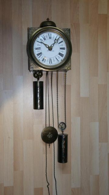 Vintage wandklok met slinger en gewichten beschikbaar voor biedingen