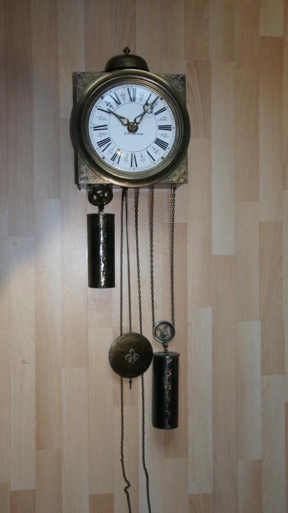 Vintage wandklok met slinger en gewichten, Huis en Inrichting, Woonaccessoires | Klokken, Zo goed als nieuw, Wandklok, Analoog