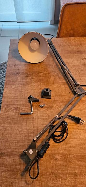 Bureau lamp beschikbaar voor biedingen