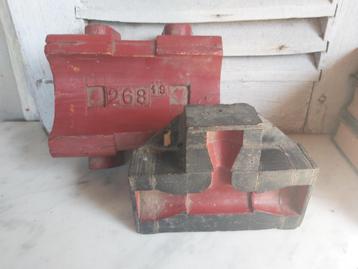 2 decoratieve oude houten industriele vormen / modellen beschikbaar voor biedingen